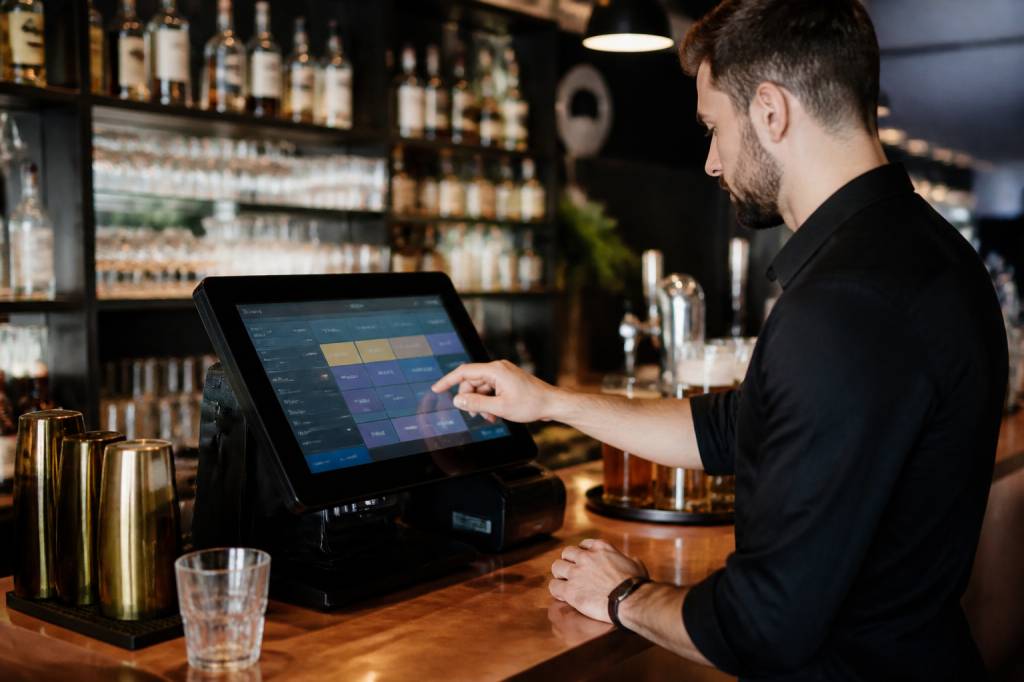 Logiciel caisse bar : comment choisir la solution adaptée à votre établissement